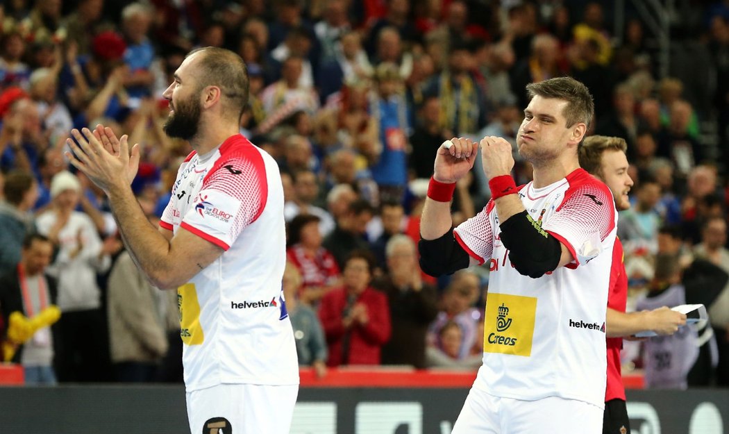 Španělští házenkáři porazili v semifinále mistrovství Evropy v Záhřebu Francii 27:23 a potřetí za sebou získají na šampionátu medaili