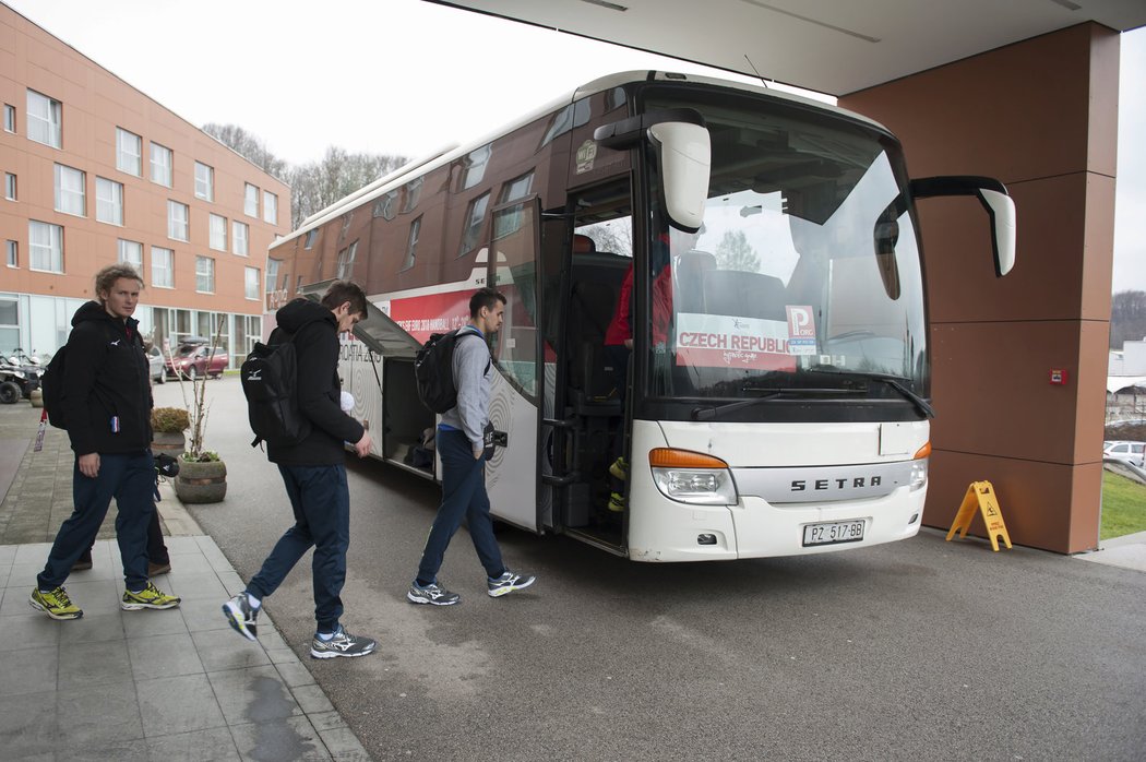 Cesta z hotelu do haly trvá 40 minut a připomíná spíš putování přes alpské průsmyky...