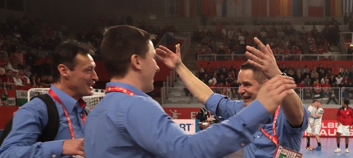 Český trenérský tým slaví triumf nad Maďarskem a postup do čtvrtfinálové fáze EURO házenkářů, vpravo Jan Filip