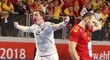 Makedonec Dejan Manaskov (vpravo) se chytá za hlavu po neproměněné sedmičce v závěru zápasu proti Česku