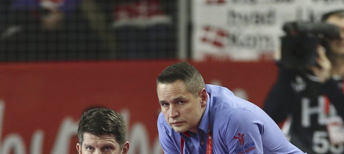 Čeští trenéři Daniel Kubeš (vlevo) a Jan Filip nervózně sledují průběh zápas s Německem