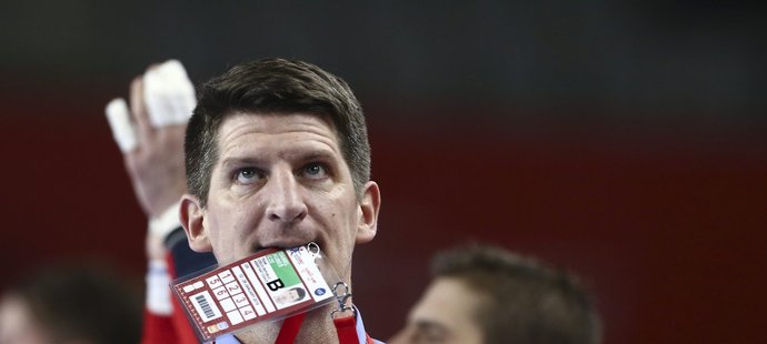 Daniel Kubeš nervózně sleduje časomíru v zápase s Německem na mistrovství Evropy