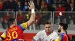 Štěpán Zeman se snaží probít mezi dvěma španělskými hráči v úvodním zápase ME házenkářů