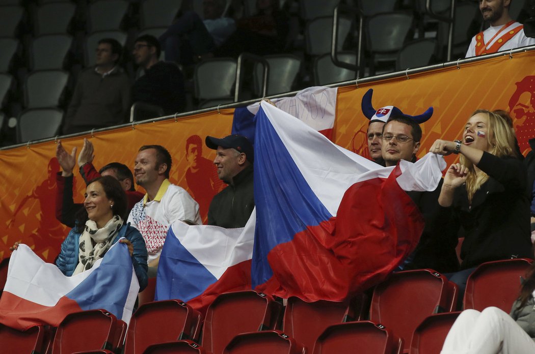 Do Dauhá dorazilo povzbudit český tým i několik desítek fanoušků s českými vlajkami