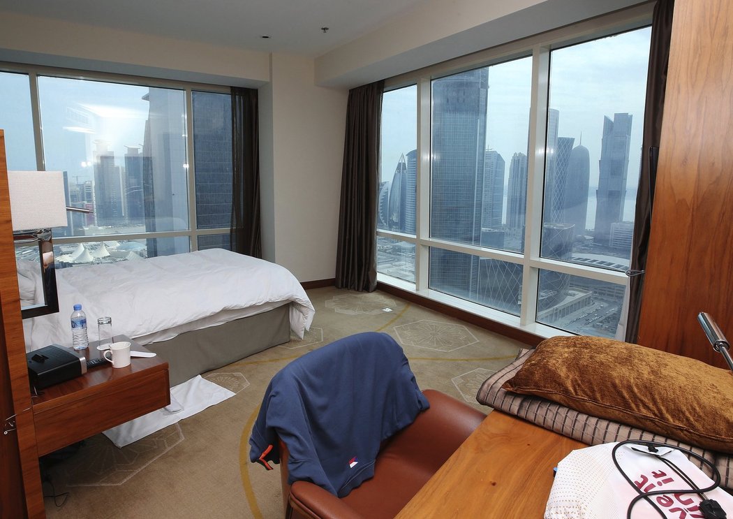 Čeští házenkáři si na mistrovství světa v Kataru užívají luxus hotelu Intercontinental City. Národní tým bydlí v 33. patře a vedle nezvykle prostorných a nejnovějšími technologiemi vybavených pokojů se může z oken kochat výhledem na Perský záliv a okolní moderní mrakodrapy.