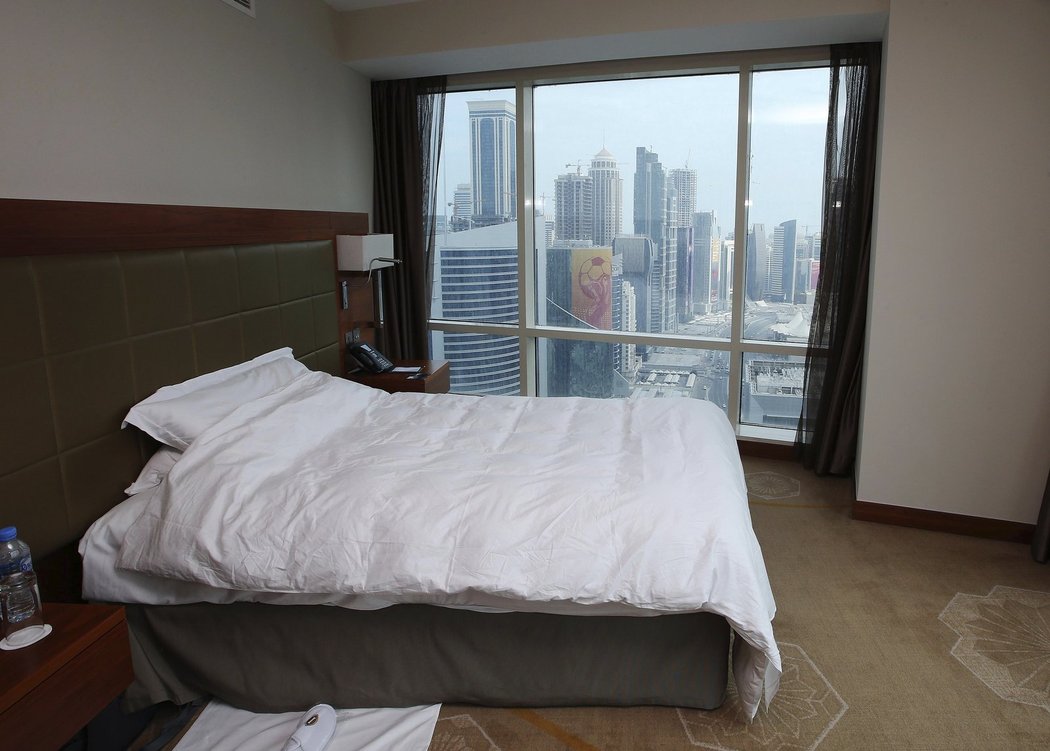 Čeští házenkáři si na mistrovství světa v Kataru užívají luxus hotelu Intercontinental City. Národní tým bydlí v 33. patře a vedle nezvykle prostorných a nejnovějšími technologiemi vybavených pokojů se může z oken kochat výhledem na Perský záliv a okolní moderní mrakodrapy.