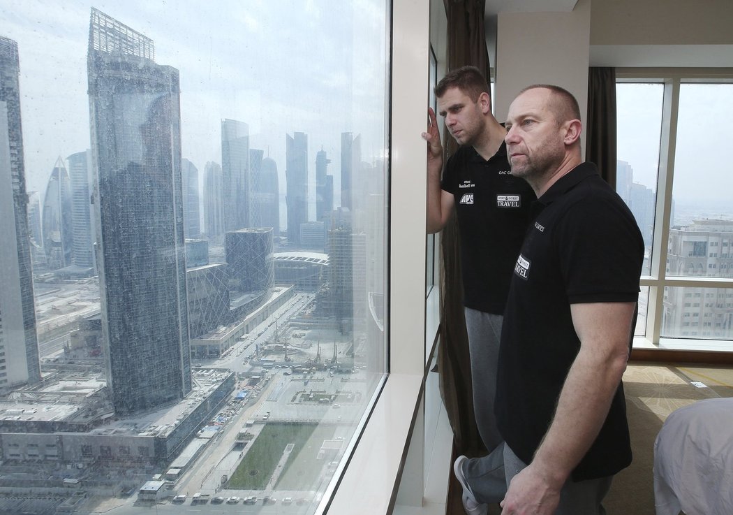 Čeští házenkáři si na mistrovství světa v Kataru užívají luxus hotelu Intercontinental City. Národní tým bydlí v 33. patře a z oken se může kochat výhledem na Perský záliv a okolní moderní mrakodrapy.
