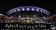 V Kataru si potrpí na impozantní luxus, na snímku nasvícená hala Ali Bin Hamad Al Attiya