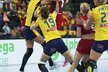 Česká házenkářka Iveta Luzumová v obležení rumunských soupeřek během osmifinále MS