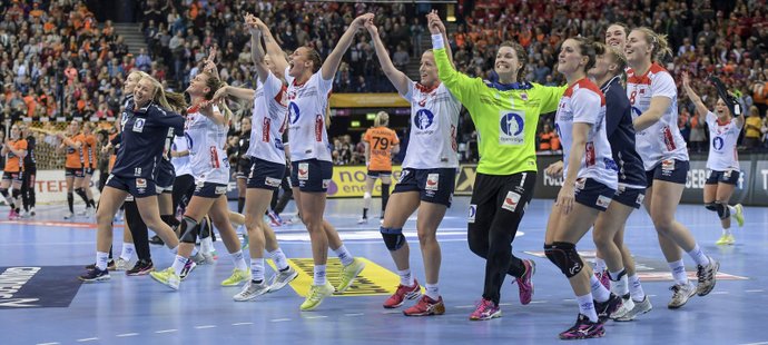 Norské házenkářky se radují ze semifinálového triumfu s Nizozemkami a postupu do finále MS