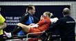 Zraněnou Kamilu Kordovskou odvážejí na nosítkách ze zápasu Česko - Kongo na úvod MS házenkářek