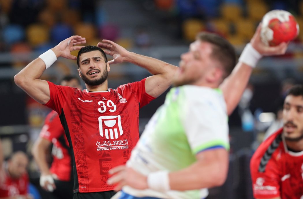 Někteří hráči Slovinka se před klíčovým duelem s Egyptem o postup otrávili jídlem. Postup nakonec slavila domácí reprezentace Egypta