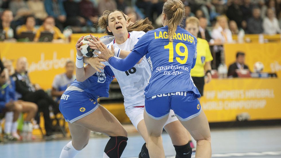 Česká házenkářka Iveta Luzumová se prodírá mezi dvojicí Švédek