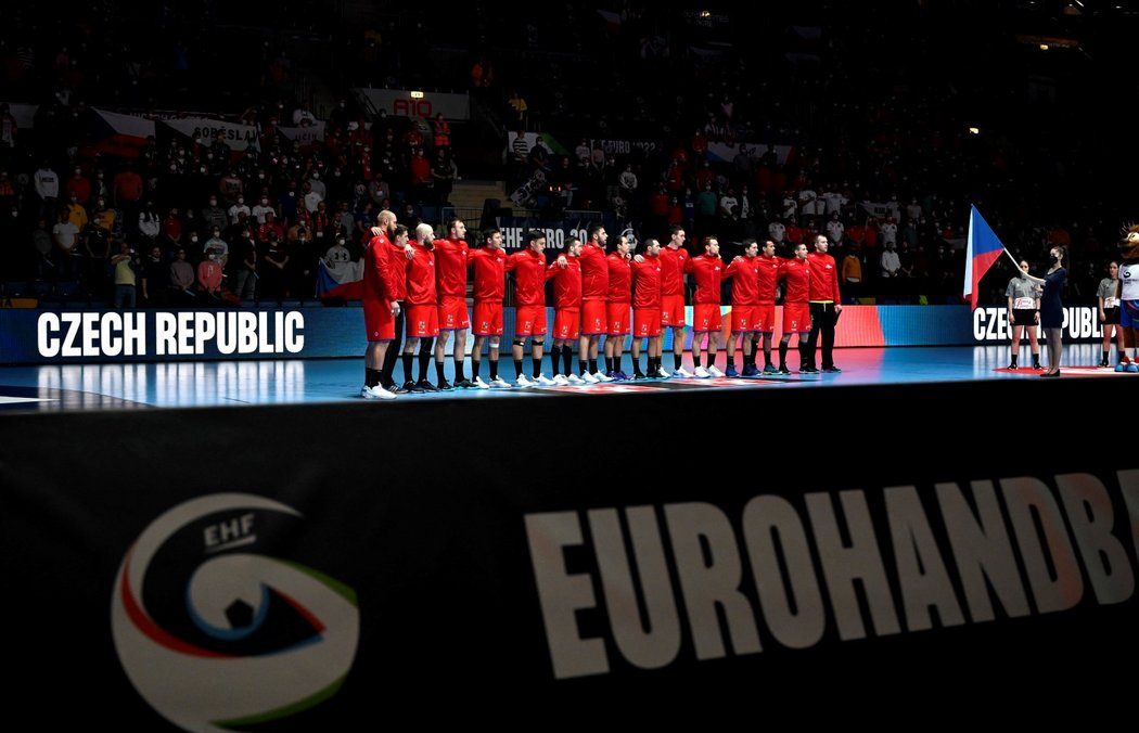 Čeští házenkáři během hymny před utkáním ME proti Bosně a Hercegovině