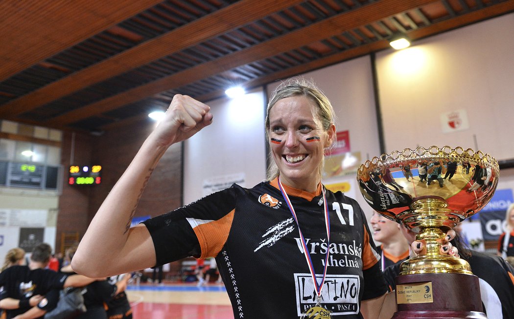 Hana Martínková byla oporou házenkářek Mostu ve finále proti Slavii, triumf pak náležitě oslavila s pohárem