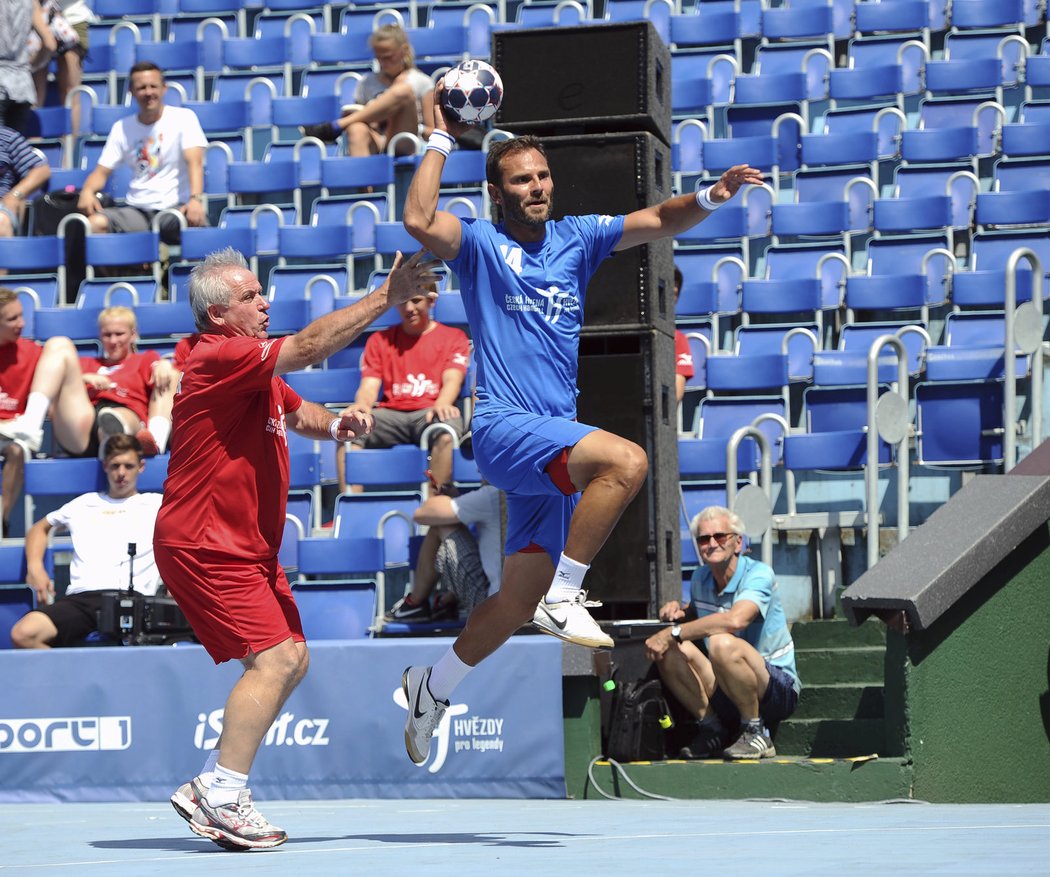 Patrik Berger v útočné akci bráněný Ladislavem Vízkem