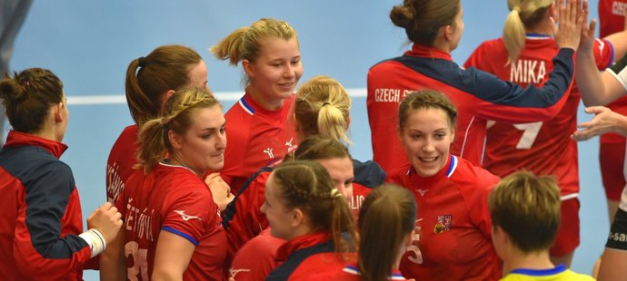 Hráčky ČR se radují z výhry nad Švýcarkami