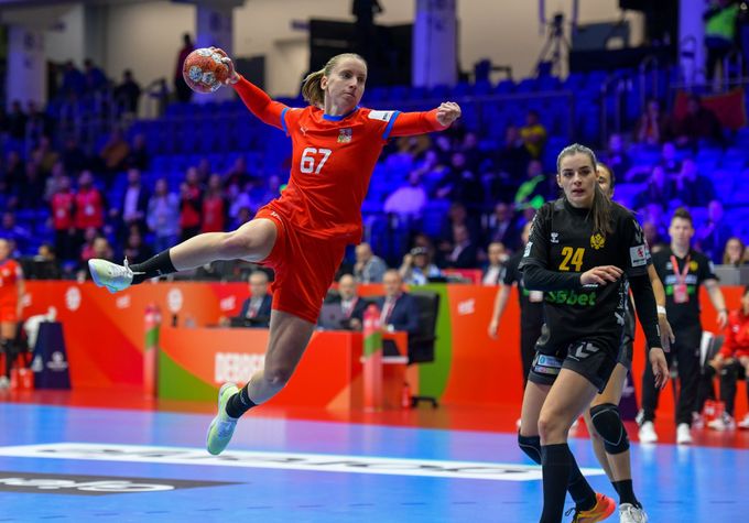 Krach německého giganta. Česká kapitánka musela jít: Jeden den vše zalito sluncem a... Krach německého giganta. Česká kapitánka musela jít: Jeden den vše zalito sluncem a...