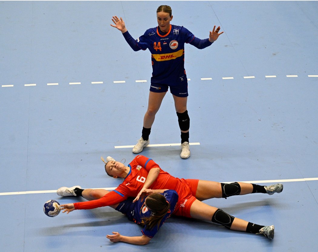 Česká reprezentantka padá k zemi po střetu s holandskou soupeřkou
