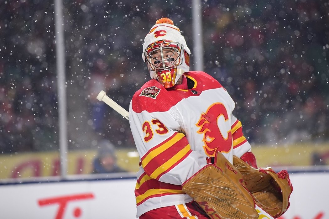 David Rittich během utkání Calgary s Winnipegem v rámci Heritage Classic