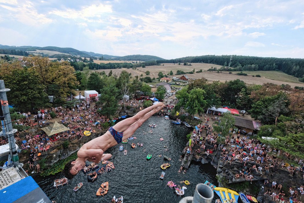 Populární Highjump, legendární cliffdivingové závody v místním zatopeném lomu, slaví dvacáté výročí.