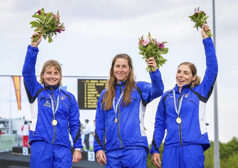 Zleva Štěpánka Hilgertová, Kateřina Kudějová a Veronika Vojtová