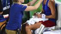 Andrea Hlaváčková musela být po úderu míčkem do tváře od Martiny Hingisové na kurtu ošetřena
