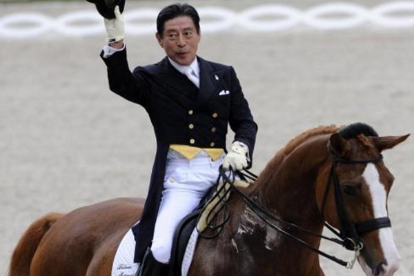 Hiroši Hokecu oslavil 71 let. Japonský zázrak, jak je mu přezdíváno, bude reprezentovat dlouhověkost v koňské drezuře. První hry zažil už v roce 1964 v Tokiu. V Pekingu skončil na 35. místě.