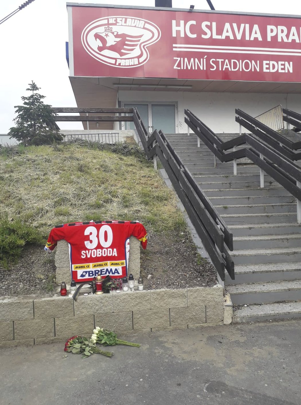 Hokejová Slavia vytvořila u svého stadionu v Edenu pietní místo, kam fanoušci přicházejí uctít památku Adama Svobody (†41)