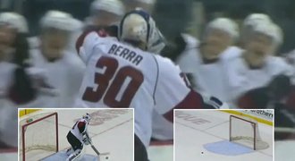 Brankář v AHL skóroval v prvním zápase, pak slavil jako střelec