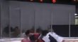 ´V dresu Grand Rapids Griffins (v bílém) se do bitky v AHL zapojil i český gólman Petr Mrázek