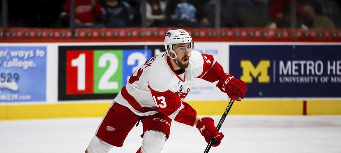 Filip Hronek ve své první sezoně v AHL září, dočká se brzy pozvánky do týmu Red Wings?