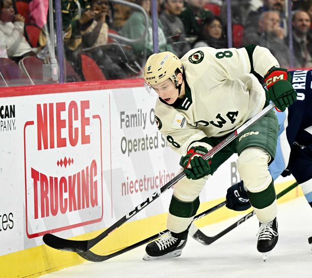 Český útočník Pavel Novák v dresu Iowa Wild Český útočník Pavel Novák v dresu Iowa Wild