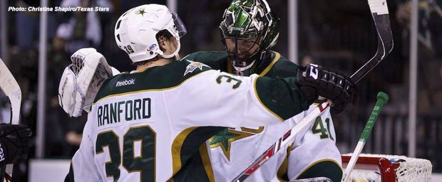 Brankář Cristopher Nilstorp z Texasu přijímá gratulace k nule proti Grand Rapids Brankář Cristopher Nilstorp z Texasu přijímá gratulace k nule proti Grand Rapids