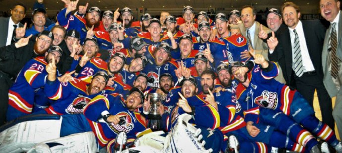 Současní šampioni NHL Ondřej Palát, Alex Killorn, Tyler Johnson a hlavní trenér Tampy Jon Cooper v sezoně 2011/12 předvedli neskutečné tažení nevyzpytatelnou AHL.