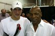 Jedna archivní fotka z Twitteru. Hokejový kanonýr Ovečkin s boxerskou legendou Tysonem