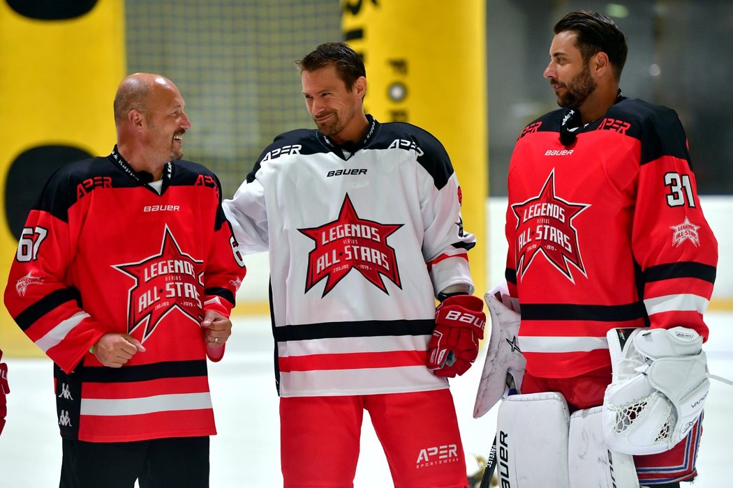 Luděk Zelenka (vlevo), Petr Průcha (uprostřed) a brankář Ondřej Pavelec (vpravo) v dresu Legends All-Stars týmu