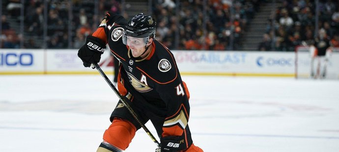 Cam Fowler je třetím obránce v klubové historii Anaheimu, který dosáhl hattricku.