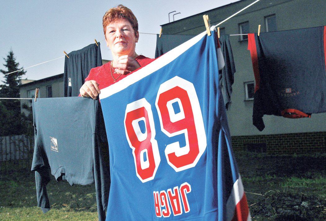 Máma Jaromíra Jágra sleduje pravidelně zápasy svého syna