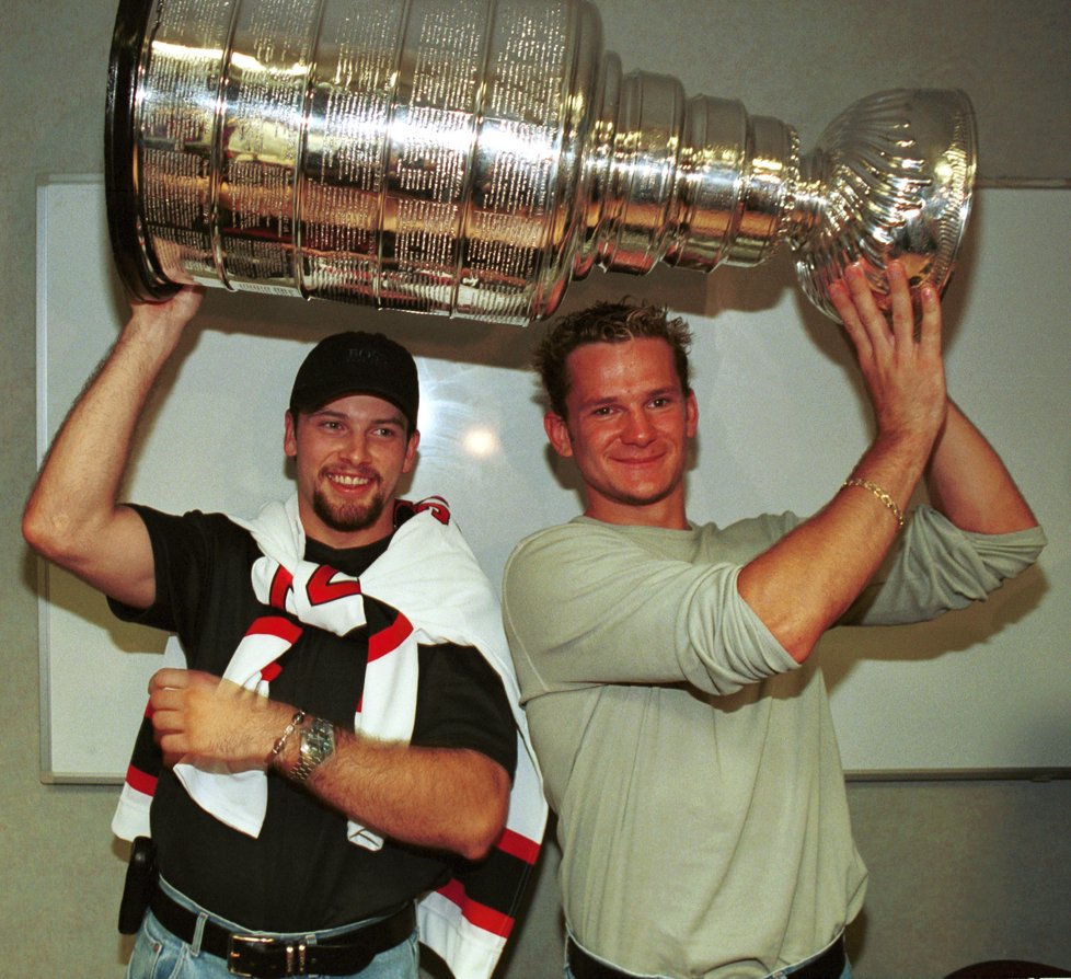 Petr Sýkora s Patrikem Eliášem se Stanley Cupem