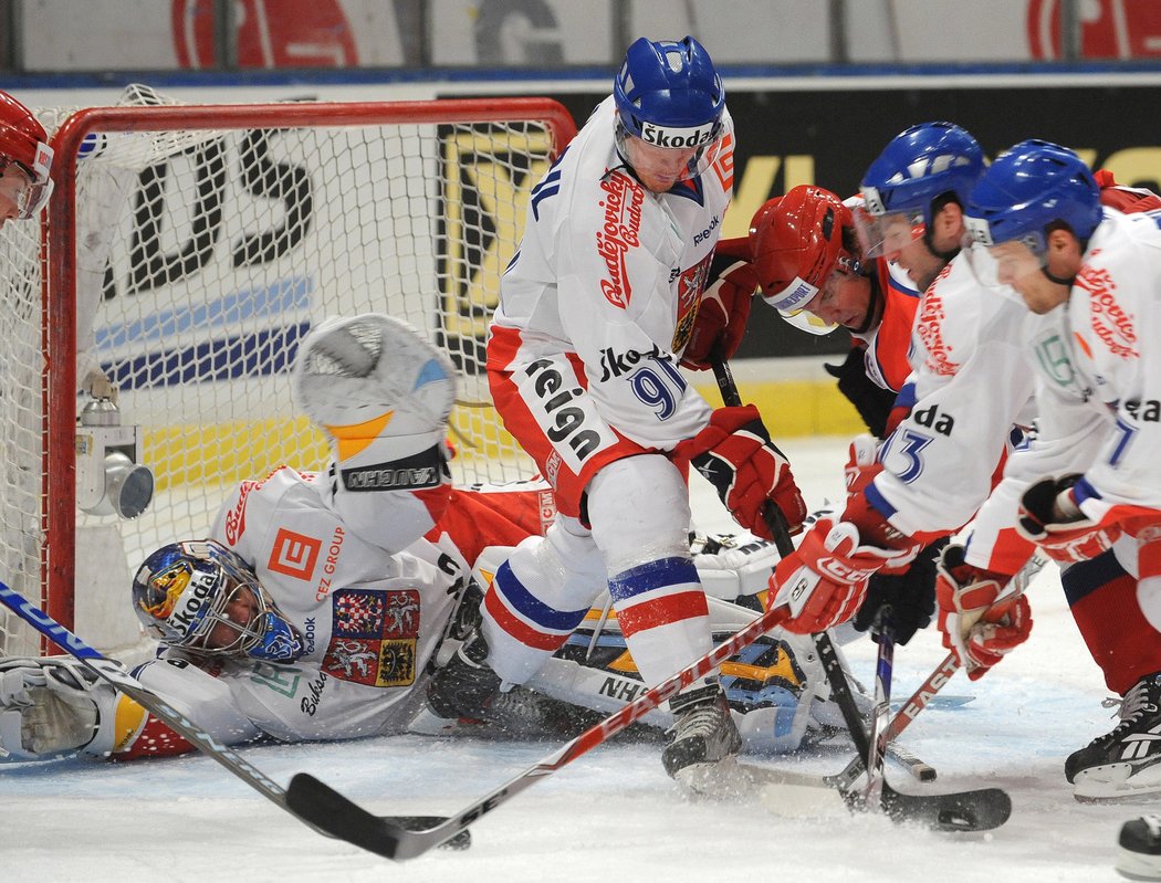 2010. Ondřej Pavelec zasahuje při ruském tlaku v zápase Švédských hokejových her, které byly generálkou na světový šampionát