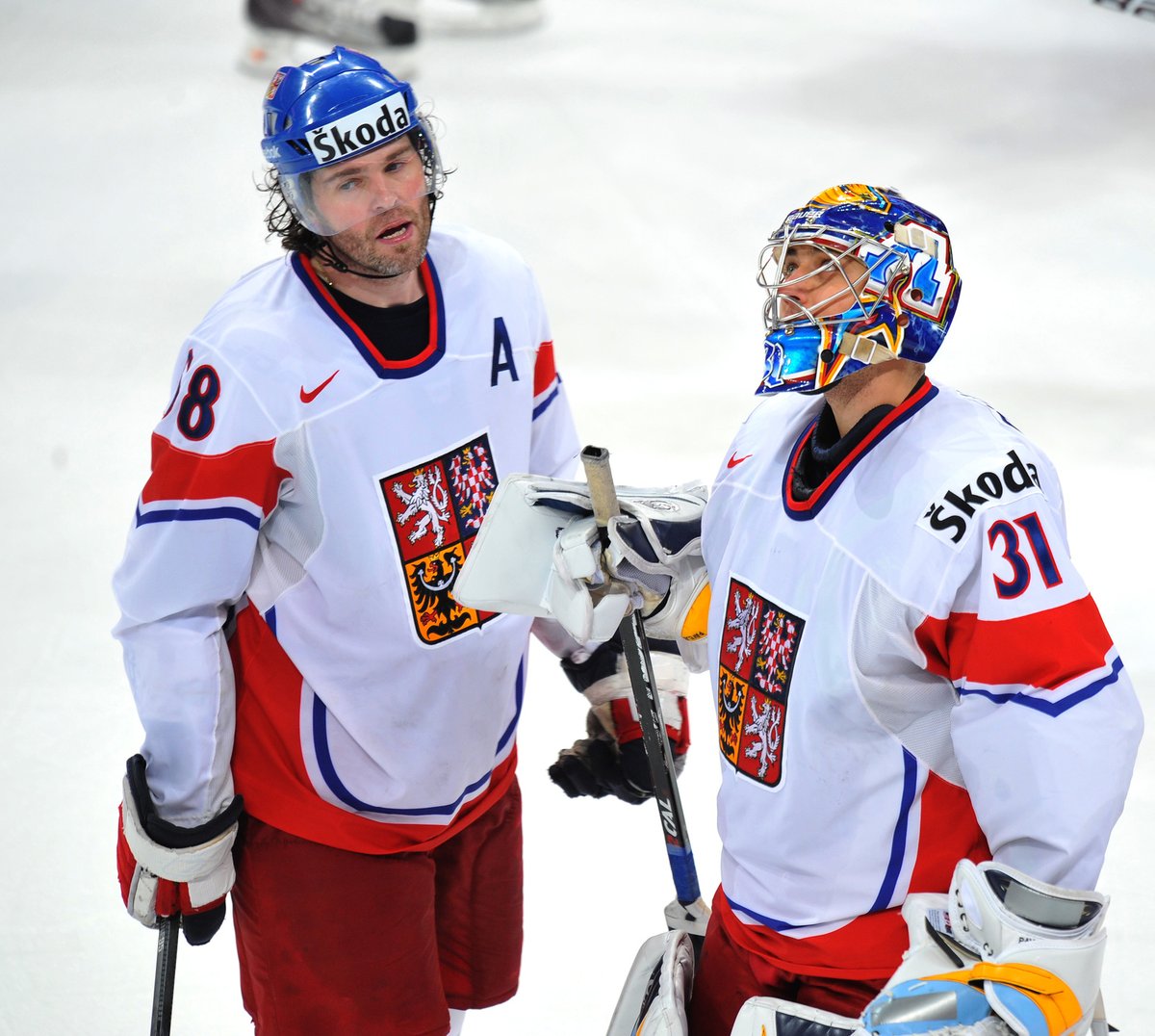 2010. Smutek ve tvářích Jaromíra Jágra a Ondřeje Pavelce po porážce s Norskem na MS v Německu. Jágr dal dva góly, Pavelec tři dostal a Češi se ocitli v nekomfortní pozici, z níž ovšem dokráčeli až pro zlato...