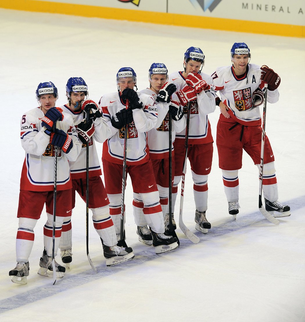 2013. Zklamaní čeští hokejisté Ladislav Šmíd, Jakub Nakládal, Tomáš Fleischmann, Petr Vrána, Tomáš Hertl a Radim Vrbata po porážce se Švédskem na MS ve Švédsku a Finsku