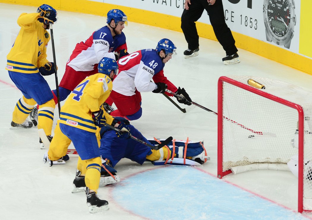 MS v hokeji 2014. Tomáš Hertl bojuje před švédskou brankou v zápase o třetí místo, v něm ale Češi padli 0:3 a odjeli z Běloruska bez medaile...