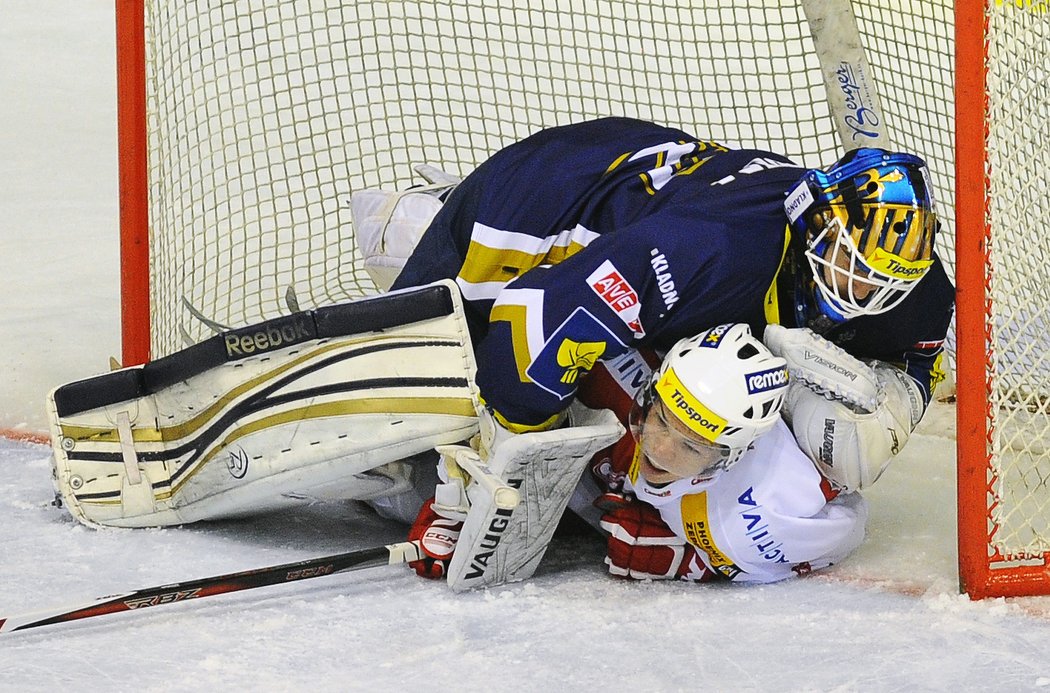 2013. Tomáš Hertl přikrytý brankářem Kladna Janem Cháberou ve čtvrtfinále extraligového play off...