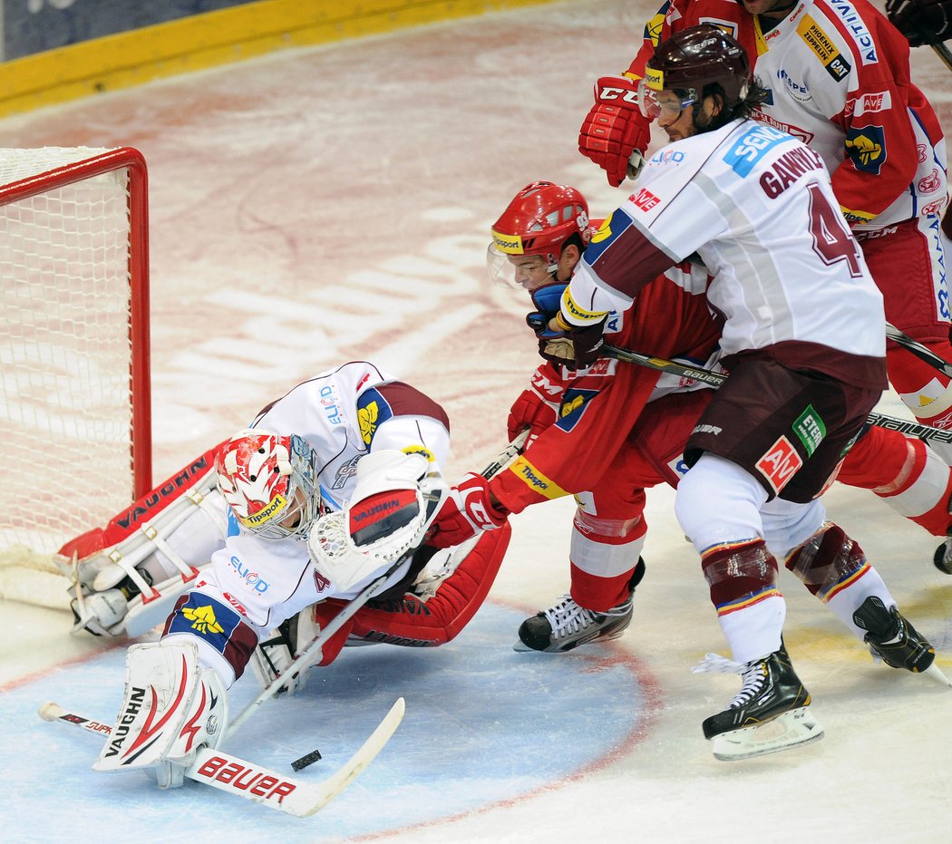 2012. Tomáš Hertl ve Slavii roste, na snímku se snaží v derby překonat brankáře Michala Neuvirtha, zastavit se ho marně pokouší Travis Gawryletz...