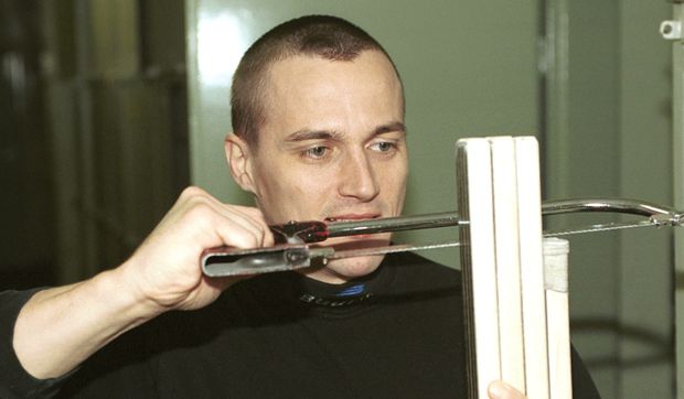 Viktor Ujčík si na reprezentačním srazu upravuje hokejky Viktor Ujčík si na reprezentačním srazu upravuje hokejky