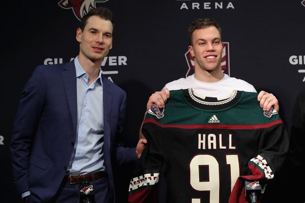 John Chayka hrdě hlásí podpis smlouvy s Taylorem Hallem John Chayka hrdě hlásí podpis smlouvy s Taylorem Hallem