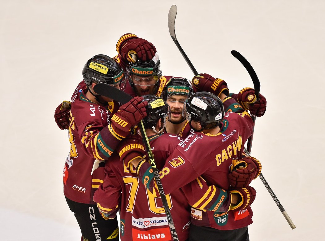 Jihlavští hokejisté se radují ze vstřeleného gólu