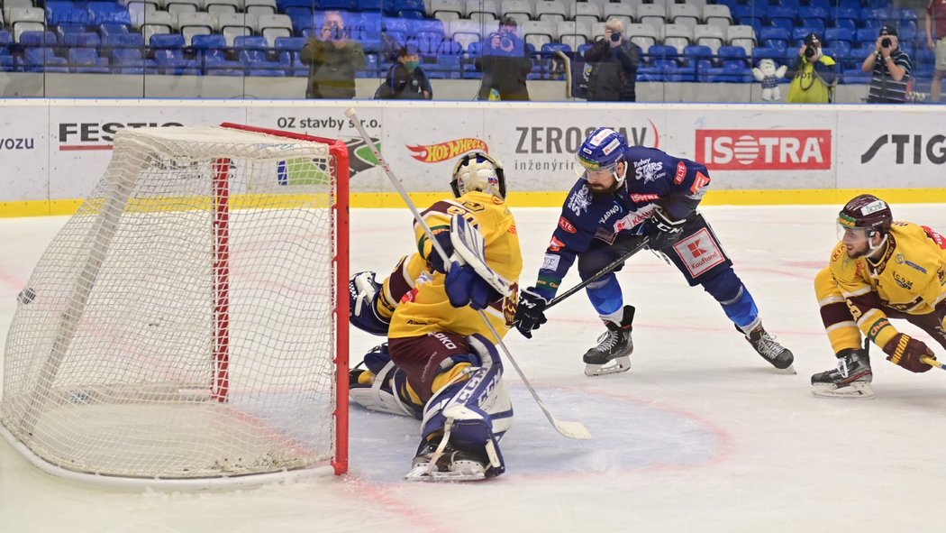 Moment z první třetiny sedmého utkání play off první hokejové ligy mezi Kladnem a Jihlavou